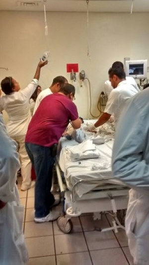 Paramédicos salvan vida de una menor que cayó en alberca de la colonia Bobadilla
