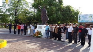 Conmemoran autoridades civiles y militares, natalicio de Benito Juárez