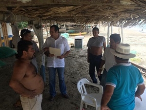 Se reúne Rafa González con pescadores de Corrales