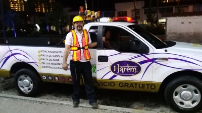 Empresario local ofrece servicios de auxilio vial nocturno y gratuito a los taxistas de Puerto Vallarta