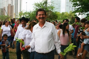 El Dr Paco hace política diferente y cierra campaña sembrando arboles