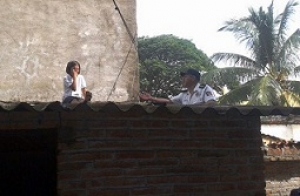 Policías vallartenses rescatan a niña que pretendía lanzarse de la azotea de una escuela