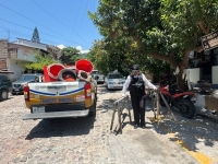 Continúa operativo contra “aparta lugares” quitando objetos de la vía pública