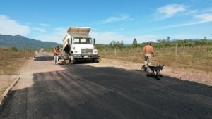 El gobierno municipal rehabilita en asfalto el camino de Las Palmas a Tebelchía