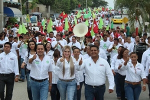 Encabeza Rafa González marcha de la victoria en Tomatlán