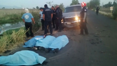 Camioneta choca contra un taxi y lo arroja a un canal por la carretera a El Zapote, hay cinco muertos