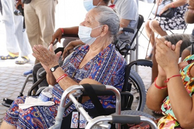 Donan sillas de ruedas a personas con discapacidad