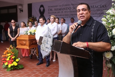 Tras muerte de Armando Soltero, pleno le rinde emotivo homenaje