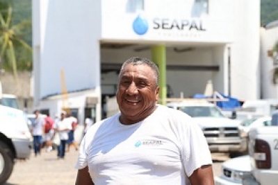 Javier Carrillo, trabajador de Seapal y orgulloso abuelito