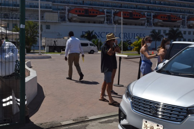 Malestar en la terminal marítima, transportadoras obligan a taxistas a llevar turistas a negocios “recomendados”
